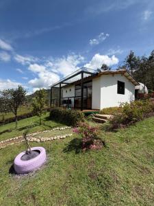 Κήπος έξω από το Glamping Reserva del Dorado