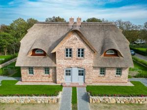 una casa con il tetto di paglia di Reetruhe a Goting Altre 12 foto