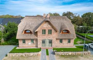 una casa con il tetto di paglia di Sommergeest a Goting Altre 14 foto