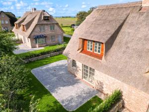 una vista sul tetto di una casa con tetto di paglia di Sommergeest a Goting