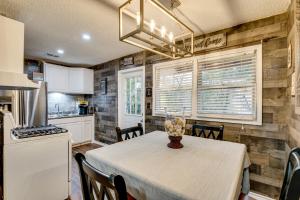 Køkken eller tekøkken på Near Wineries and Guadalupe River! Stylish Home + 17 billeder