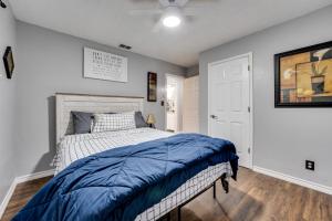 En eller flere senge i et værelse på Near Wineries and Guadalupe River! Stylish Home