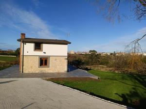 una piccola casa bianca con vialetto di La Tadorna a Suances
