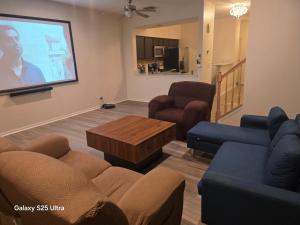 Posezení v ubytování Beautiful TowneHome - 2 bedroom and projector