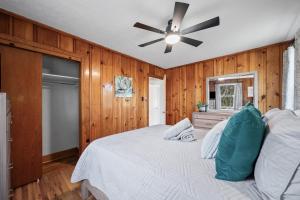 a bedroom with a bed and a ceiling fan at Nanas Nook on Hickory Grove in Clarksville