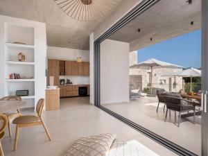 Kuchyň nebo kuchyňský kout v ubytování Himmel Villas - Seaview luxury & private pools