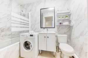 a white bathroom with a washing machine and a sink at Cinéhouse, Proche Paris 5 min, 2 chambre in Bobigny +48 photos
