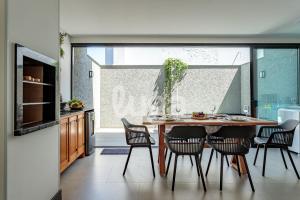 a dining room with a table and eight chairs at LUGA Relax House with Jacuzzi in Palhoça
