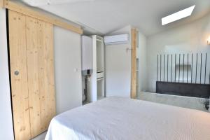 Ένα ή περισσότερα κρεβάτια σε δωμάτιο στο Place de la Bouquerie - Joli duplex