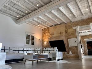 una camera da letto con due letti e un camino di Ancien Château viticole a Bourg-sur-Gironde