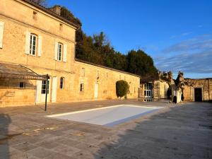 un campo da basket nel cortile di un edificio di Ancien Château viticole a Bourg-sur-Gironde