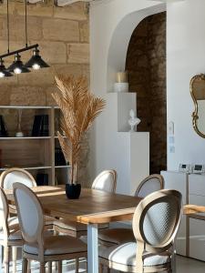 una sala da pranzo con tavolo e sedie in legno di Ancien Château viticole a Bourg-sur-Gironde