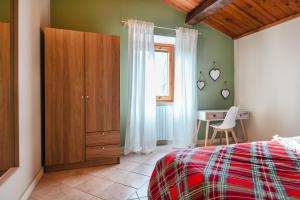 een slaapkamer met een bed en een houten kast bij Rustic Italian House in Roccamorice