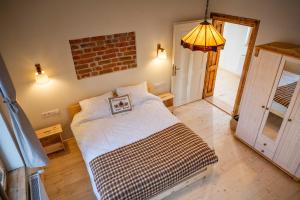 En eller flere senge i et værelse på Curte la Munte - charming village house