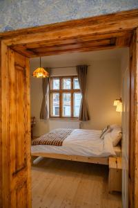 En eller flere senge i et værelse på Curte la Munte - charming village house