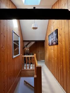 een hal met houten lambrisering en een plafond bij Chata Hnyk in Zlatá Olešnice