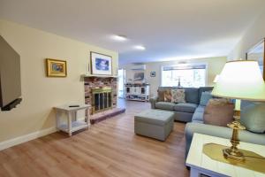 uma sala de estar com sofá e lareira em Sunroom Mins to Beaches Views of Marsh em Eastham