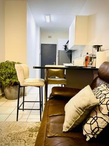 ein Wohnzimmer mit Sofa und Tisch in der Unterkunft LSG Delta in Centurion + 2 Fotos