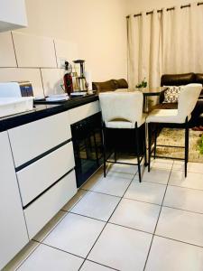 eine Küche mit Tisch und Stühlen in einem Zimmer in der Unterkunft LSG Delta in Centurion