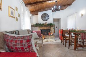 een woonkamer met een open haard en een tafel en stoelen bij Rustic Italian House in Roccamorice +30 foto's