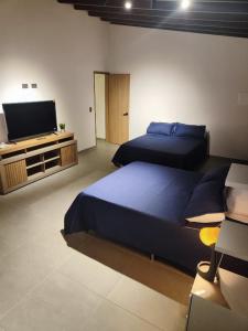 En eller flere senge i et værelse på Hotel La Casona Estadio