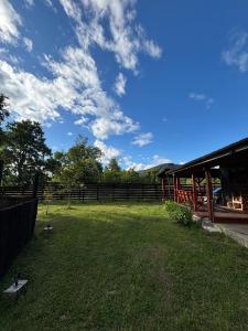 a fenced in yard with a fence and a building at Cabaña en Panguipulli, lugar tranquilo in Panguipulli