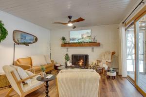 un soggiorno con divano e camino di Waterfront Deck! Chic Lower Scott Lake Cottage a Pullman