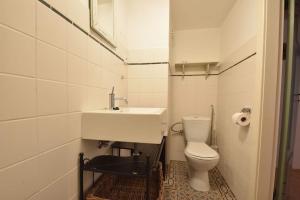 een witte badkamer met een wastafel en een toilet bij Chata Hnyk in Zlatá Olešnice +40 foto's