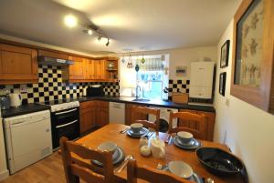 Kuchyň nebo kuchyňský kout v ubytování Sandpiper Cottage- Coastal hideaway