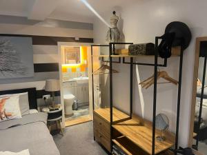 een slaapkamer met een bed en een plank met een spiegel bij CopperBeech Bed and Breakfast in Yoxford