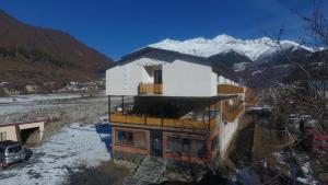 Nespecifikovaný výhled na hory nebo výhled na hory při pohledu z hotelu