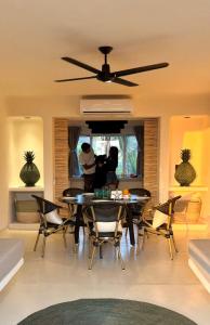 โทรทัศน์และ/หรือระบบความบันเทิงของ Chamela Boutique Apartments