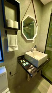 a bathroom with a sink and a mirror at Hit Cabo Branco Flat Aconchego a 30 metros do mar in João Pessoa