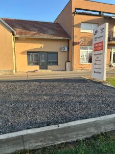 een gebouw met een bord voor een oprit bij Apartman MARIA 3 in Kutina +25 foto's