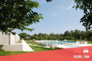 uitzicht op een zwembad in een huis bij " Au coin du Lys " Garage - Jardin - Wifi in Saint-Lys