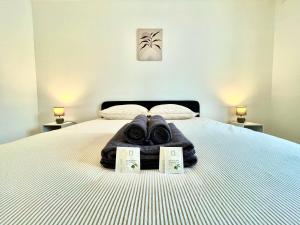 een slaapkamer met een bed met twee handdoeken erop bij " Au coin du Lys " Garage - Jardin - Wifi in Saint-Lys +22 foto's