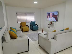 Et opholdsområde på Linda casa en la Playa con piscina