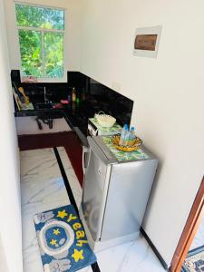 een kleine koelkast in een kamer met een raam bij New Star Villa in Bentota
