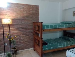 En eller flere senge i et værelse på Cabañas Sprinter