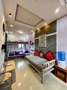 um quarto com uma cama e uma parede de tijolos em Guillermo Residence em Malaybalay