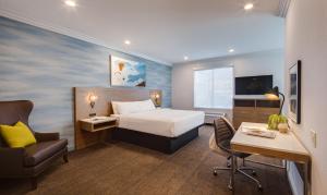 TV a/nebo společenská místnost v ubytování Ayres Hotel & Spa Moreno Valley/Riverside