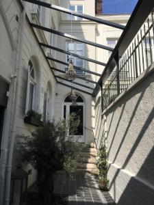 - un couloir dans une maison blanche dotée d'un balcon dans l'établissement Le Dix-Huit Studio Duplex, à Rouen