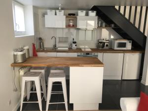 Kuchyň nebo kuchyňský kout v ubytování Le Dix-Huit Studio Duplex