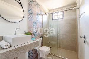 ein Badezimmer mit Waschbecken und Dusche in der Unterkunft Vieira Eco Pousada #2 in Orleans + 23 Fotos