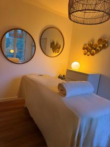 een slaapkamer met een bed met een handdoek erop bij Résidence ARTHUS Thamarys in Pierrefonds