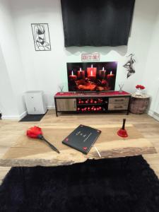 een tafel met een boek erop en een kachel bij L'Antre Du Désir in Wierre-Effroy +19 foto's