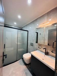 a bathroom with a toilet and a sink at Apartmarsala in Ovaköy