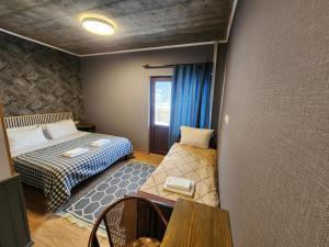 Postel nebo postele na pokoji v ubytování hotel "Riverside Mestia"