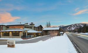 Nespecifikovaný výhled na hory nebo výhled na hory při pohledu z hotelu