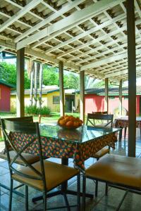 un tavolo con un cesto di frutta su un patio di RepousaAquiÓ Olímpia a Olímpia Altre 84 foto